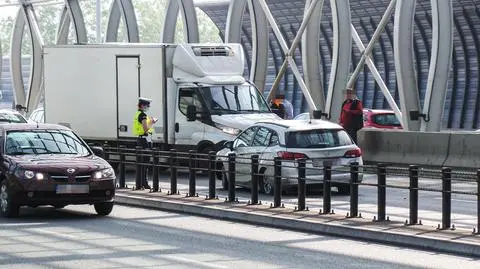 Zablokowany był pas na trasie S8 po zderzeniu trzech aut