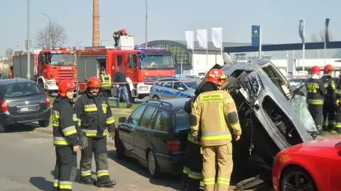 Przejechał przez pas zieleni, wjechał w zaparkowane auta