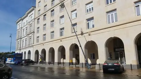 Awaria na Królewskiej. Woda wlewała się na Trakt Królewski