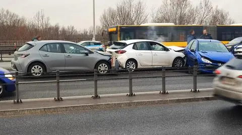 Zderzenie kilku aut na S8. Korek. Jedna osoba trafiła do szpitala