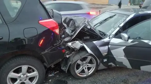 Zderzenie trzech aut na Woli. Dwie osoby w szpitalu