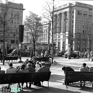 Plac Konstytucji, lata 50. XX wieku. Zdjęcie autorstwa Adolfa Duszka