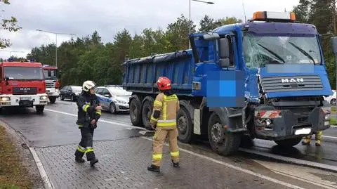 Ciężarówka wjechała w autobus miejski