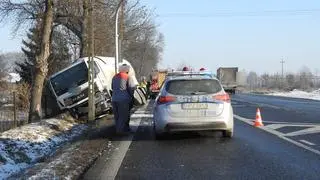 Po zderzeniu cysterna wpadła do rowu