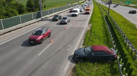 Dwie osoby ranne, dwa auta rozbite. Wypadek na trasie S2