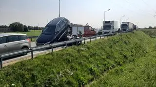 Jedno auto wylądowało na dachu drugiego