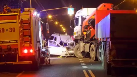 Czołowe zderzenie z tirem. Kierowca VW nie miał szans