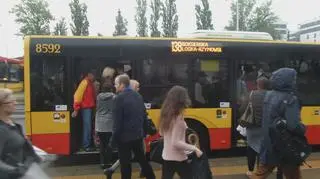 Tłumy wsiadają do autobus