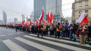 Przy rondzie Dmowskiego gromadzą się uczestnicy marszu