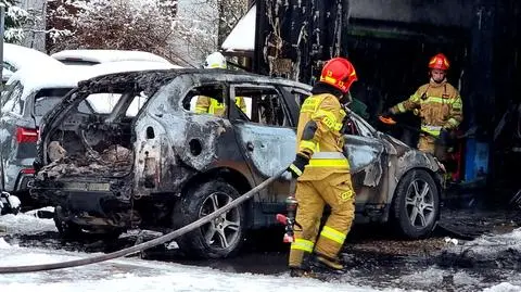 Pożar w warsztacie samochodowym. Spłonął samochód