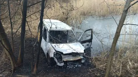 W stawie płonął bus, obok w wodzie był kierowca