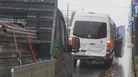 W busa przewożącego dzieci uderzyło auto dostawcze 