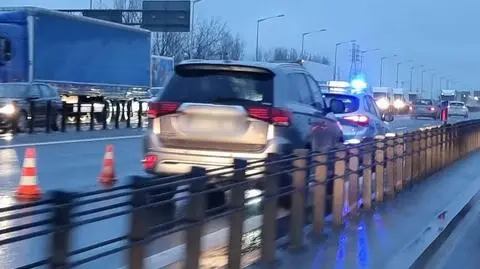 Auto porzucone na moście. Policja: jest kradzione