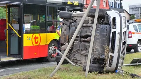 Zderzenie autobusu miejskiego z samochodem