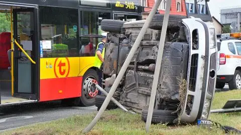 Samochód na boku, miejski autobus uszkodzony. Kolizja na Targówku