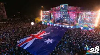 Ogromna flaga i hymn Australii na Finale WOŚP w Warszawie