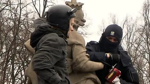 Ogromne siły zabezpieczają miesięcznice. Tym razem policjant wszedł na rzeźbę