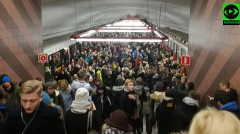 Pociąg stracił zasilanie. Utrudnienia na I linii metra