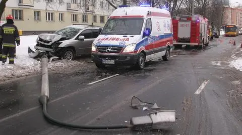 Lexusem w latarnię, osobówką w słup trakcyjny
