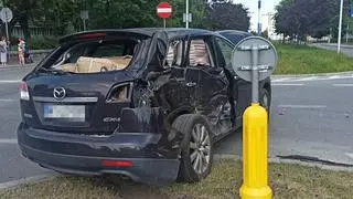 Zderzenie autobusu miejskiego z osobową mazdą