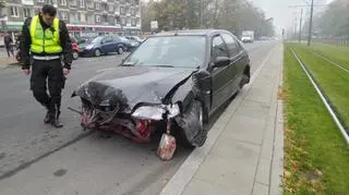 Samochód uderzył w barierki