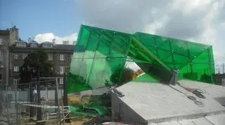 Zielone daszki na stacji Stadion Narodowy