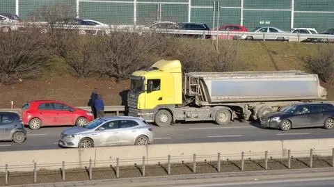 Zderzenie ciężarówki z autem osobowym w alei Armii Krajowej 