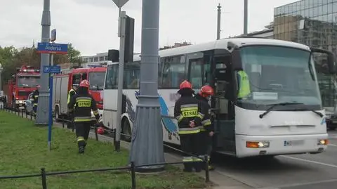 Autobus blokuje al. Solidarności. "Awaria hamulców"