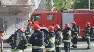 Pożar dachu na Ludnej. Utrudnienia w ruchu