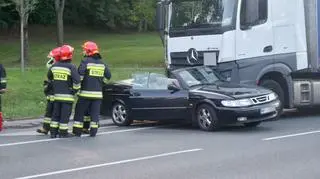 Zderzenie ciężarówki z kabrioletem