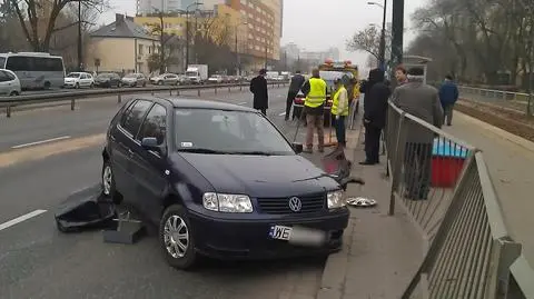 Volkswagen wjechał w przystanek