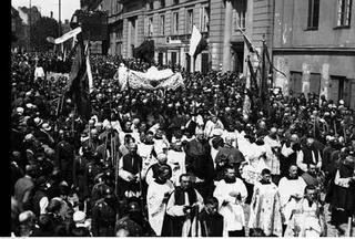 Procesja Bożego Ciała w 1931, Krakowskie Przedmieście. Widoczni m.in.: ks. kard. Aleksander Kakowski i nuncjusz apostolski ks. arcybiskup Francesco Marmaggi (z biretem w ręku)