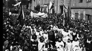 Procesja Bożego Ciała w 1931, Krakowskie Przedmieście. Widoczni m.in.: ks. kard. Aleksander Kakowski i nuncjusz apostolski ks. arcybiskup Francesco Marmaggi (z biretem w ręku)