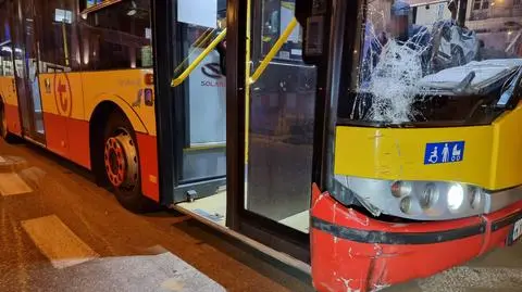 Wypadek z udziałem autobusu. Jedna osoba trafiła do szpitala