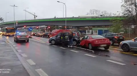 Karambol w Rembertowie. Policja: jedna osoba została ranna, jedna się oddaliła