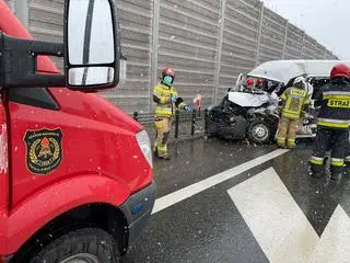 Bus zderzył się z ciężarówką na trasie S2