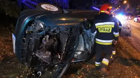 Uderzył w drzewo. Ze zgniecionego auta wydostali go strażacy