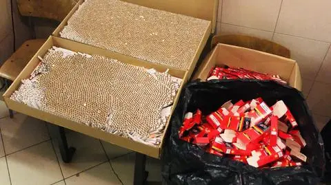 Spacerował pobudzony z amfetaminą w kieszeni. Z policjantami pojechał do mieszkania, a tam kontrabanda
