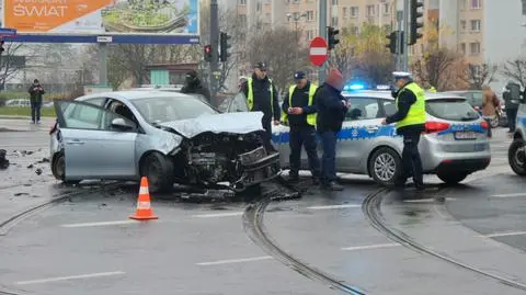 Wypadek nieoznakowanego radiowozu. Pięć osób rannych