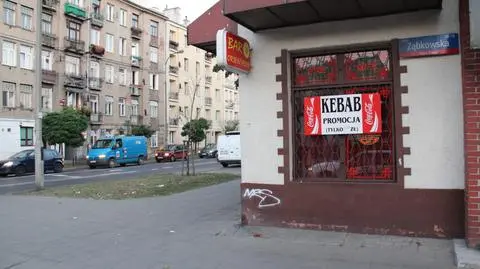 Policja chce przesłuchać rannych w bójce przed kebabem