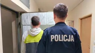 Policjant z zatrzymanym mężczyzną 