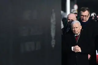 Prezes PiS Jarosław Kaczyński przed Pomnikiem Ofiar Tragedii Smoleńskiej