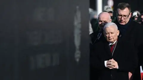 Prezes PiS Jarosław Kaczyński przed Pomnikiem Ofiar Tragedii Smoleńskiej