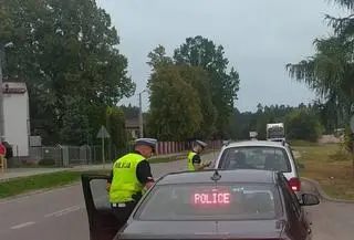 Mrugał, ostrzegając kierowców przed policją. Został ukarany mandatem