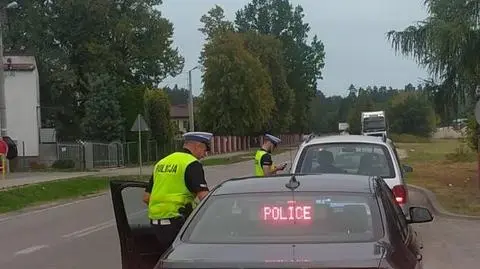 Światłami ostrzegał przed policją. Trafił na nieoznakowany radiowóz