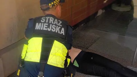 Leżała przy ruchomych schodach z głową opartą o ścianę