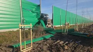 Kolizja ciężarówki z barierami na krajowej "7"