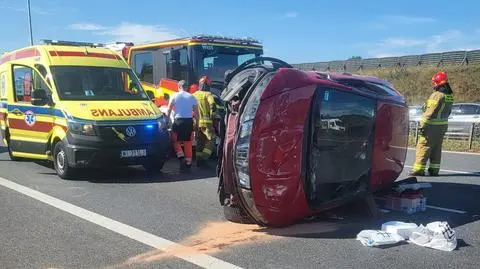 Przewrócone auto na południowej obwodnicy 