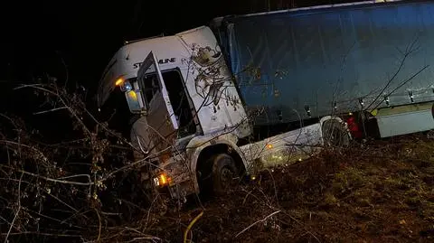 Pijany kierowca tira na zakręcie zjechał z drogi