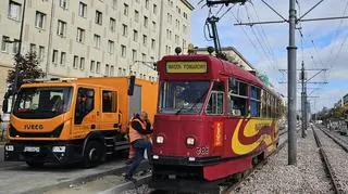 Tramwaj pomiarowy na remontowanym torowisku